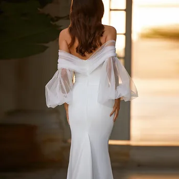 Буйни ръкави Сватбени рокли на Русалка 2021 С цепка отпред с открити рамене Сватбена рокля с плисета Сатен Секси Отворена върти Лесен за поръчка