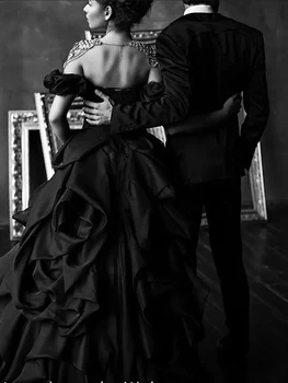 Черните Сватбени рокли в готически градина 2022 Плюс Размер С открити рамене Каскадни набори Корсет от дантела Дантелено сватбена рокля Mariage